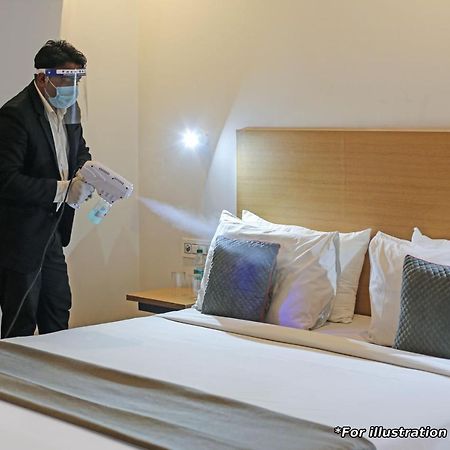 Vaccinated Staff- Oyo Townhouse 105 Khar West Station Hotel Mumbai  Buitenkant foto