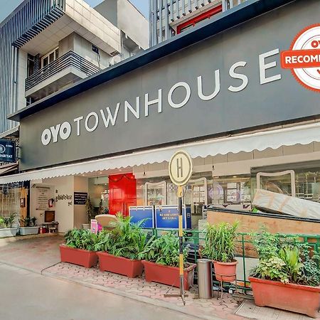 Vaccinated Staff- Oyo Townhouse 105 Khar West Station Hotel Mumbai  Buitenkant foto