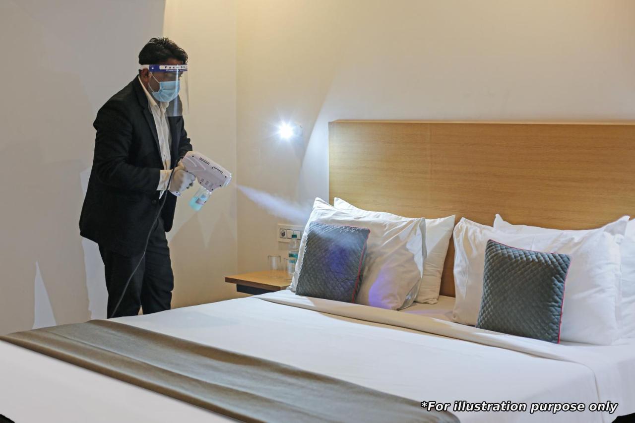Vaccinated Staff- Oyo Townhouse 105 Khar West Station Hotel Mumbai  Buitenkant foto