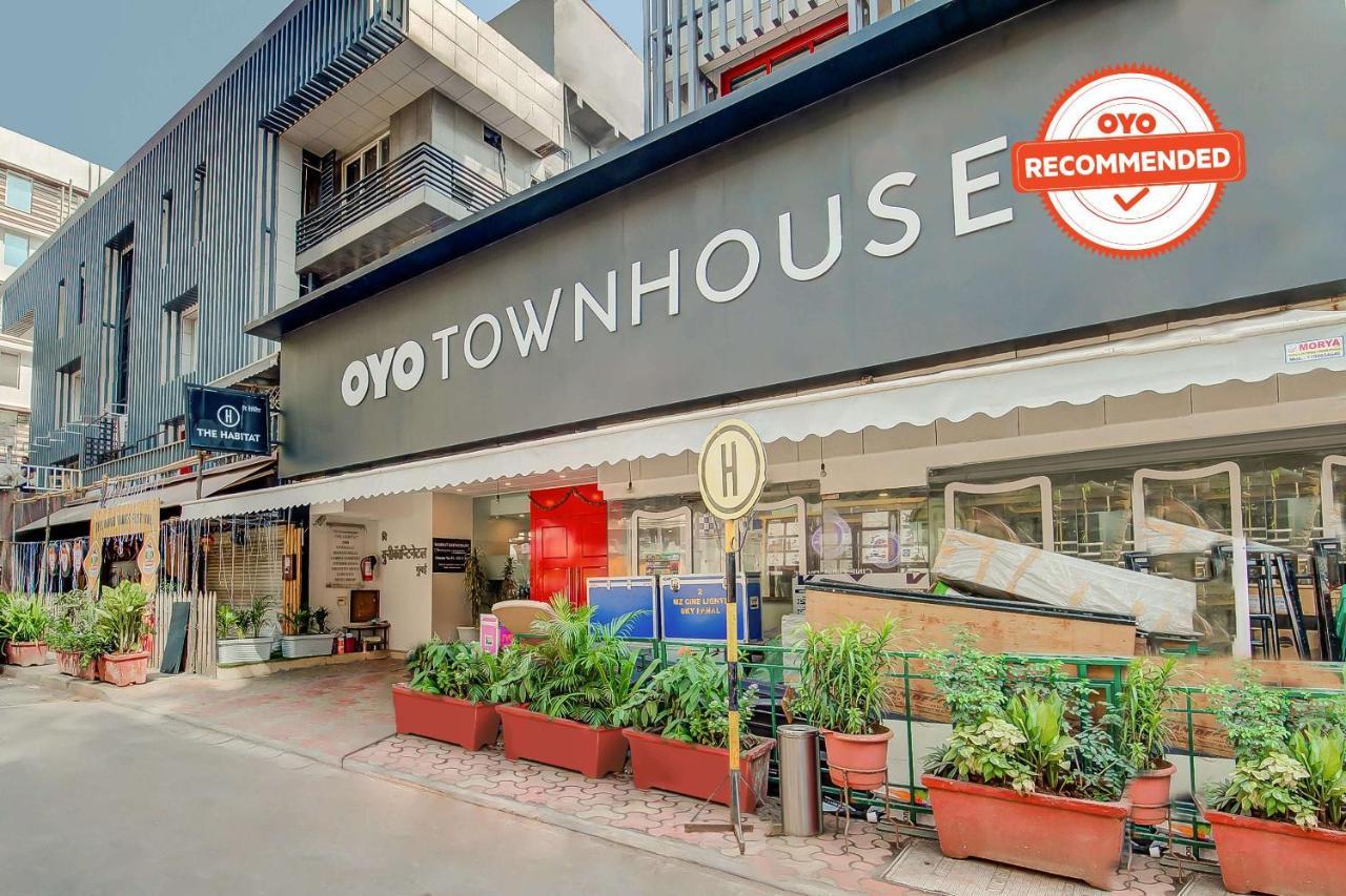 Vaccinated Staff- Oyo Townhouse 105 Khar West Station Hotel Mumbai  Buitenkant foto