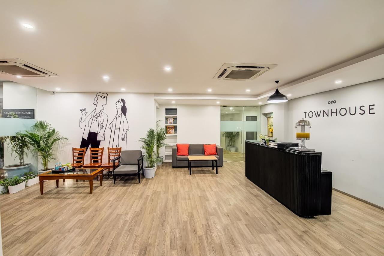 Vaccinated Staff- Oyo Townhouse 105 Khar West Station Hotel Mumbai  Buitenkant foto